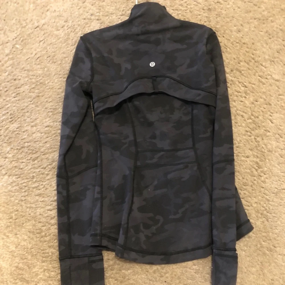 Lululemon Define Jacket featuring a dark gray and black camouflage pattern SZ 4